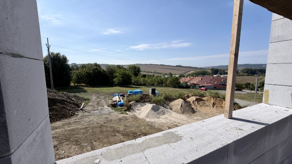 Výhled z budoucího obývacího pokoje bytu 3+kk v Dolním Němčí do krajiny Slovácka